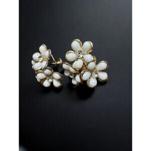 Vintage White Daisy Flower Cluster Earrings Clear Rhinestones Jewelry Screw Back